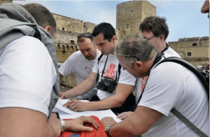 Team bei einer Paparazzi-Tour vor einer historischen Festung in der Toskana
