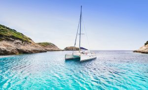 Katamaran in glasklarem Wasser