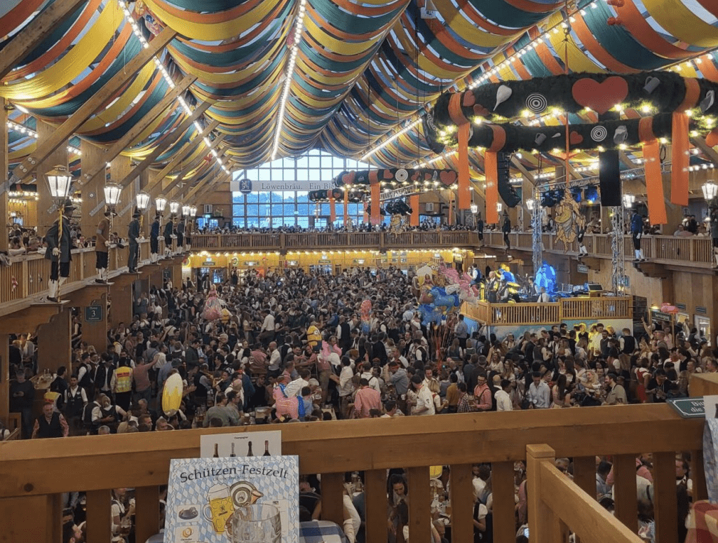 Festzelt am Oktoberfestin München.