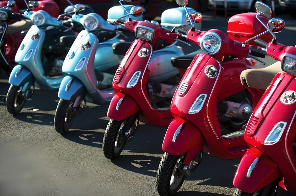 Rote und blaue Vespas auf der Strasse.