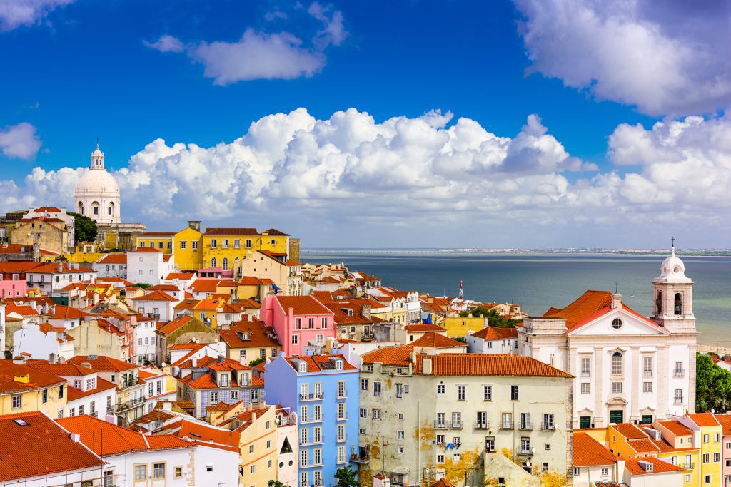 Stadtbild von Lissabon, Portugal, im Alfama-Viertel.