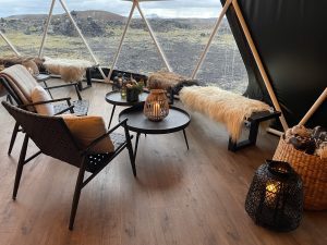 Glamping Zelt mit Tischen und Stuhl, modernes Design.