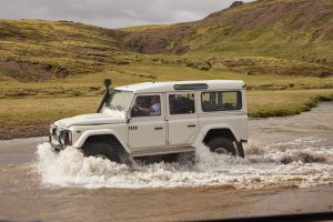 Landrover im Wasser, in der Natur von Island