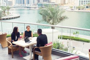 3 Business Leute bei einer Besprechung Rooftop Restaurant.