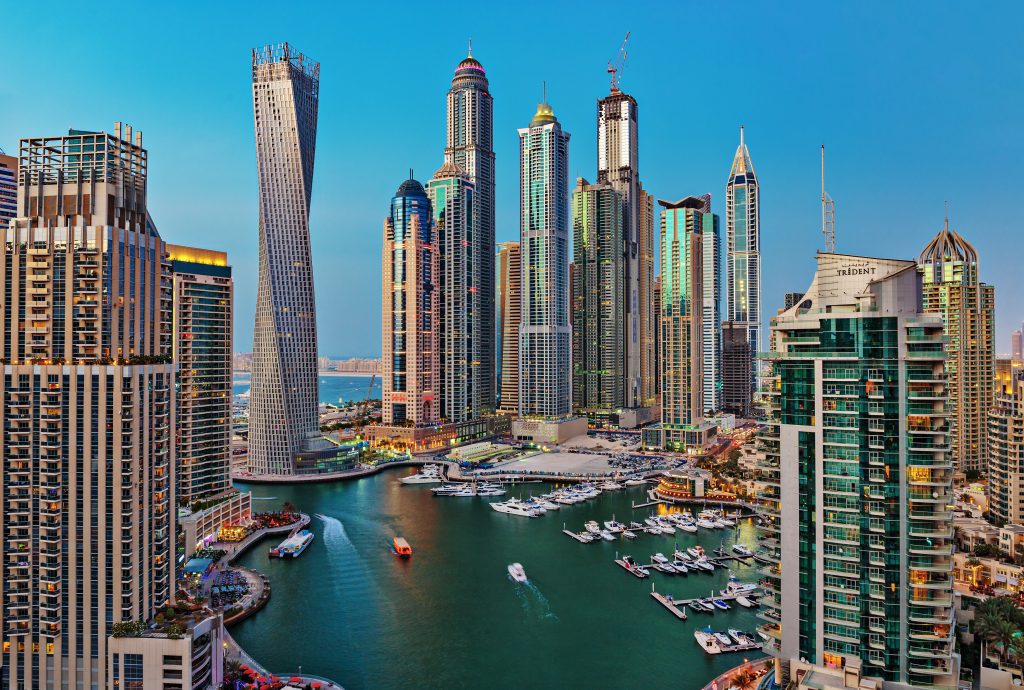 Dubai Skyline, Aussicht auf die Stadt bei schönem Wetter.