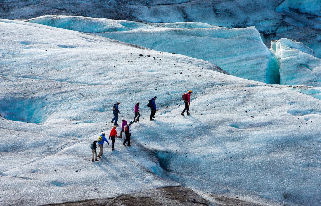 Gruppe von Leuten Gletscherwanderung.