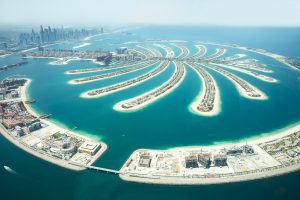 Luftaufnahme Palm Island in Dubai, blaues Wasser.