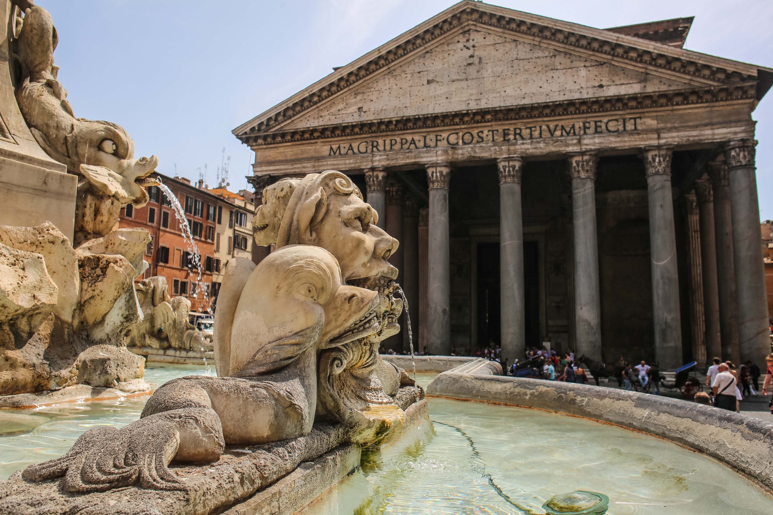 Pantheon in Rom mit Touristen davor.