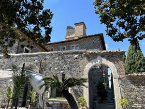 Schloss mit Palmen, blauer Himmer, Tor und Treppe zum Hotel.