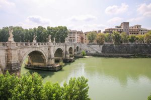 Fluss Tiber mit Brücke, Trastevere, Rom.