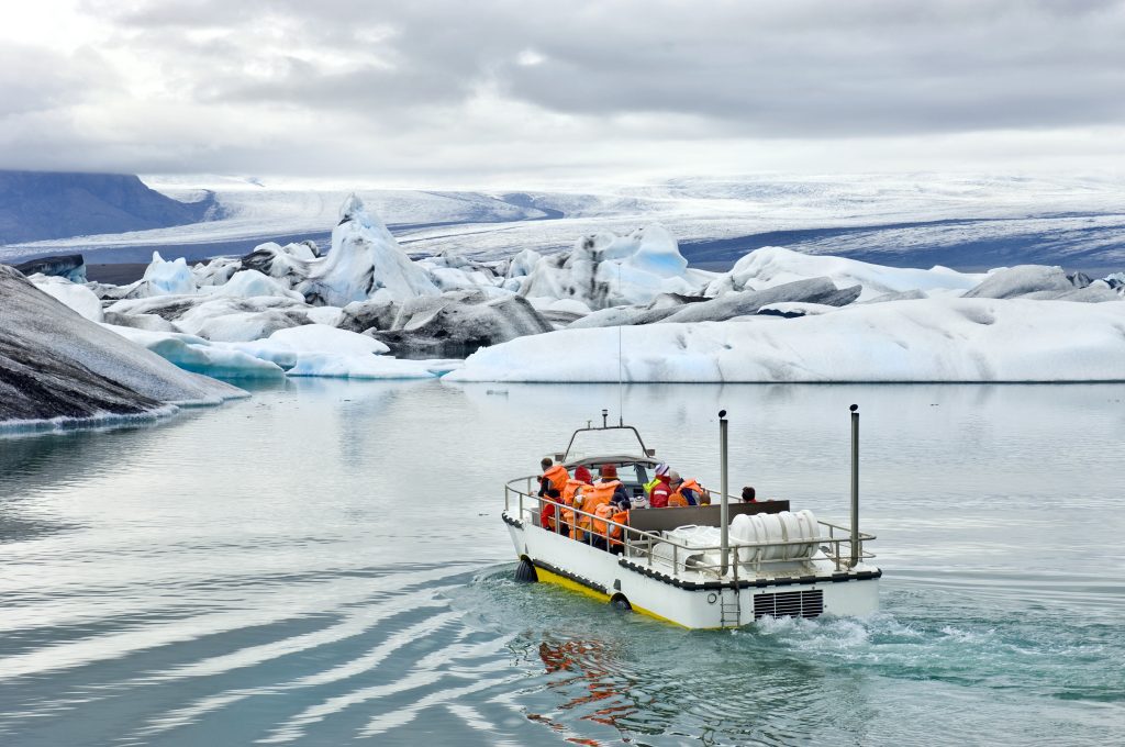 Wale Beobachtung auf einem Boot, zwischen Eis und Gletscher.