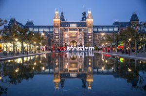 Rijksmuseum Amserdam in der Nacht.
