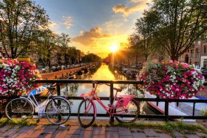 Sonnenaufgang, Brücke, Gracht Amsterdam mit Fahrrädern