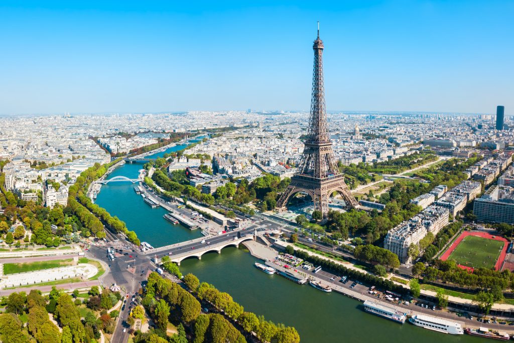 Eiffelturm in Paris, Luftaufnahme bei schönem Wetter.