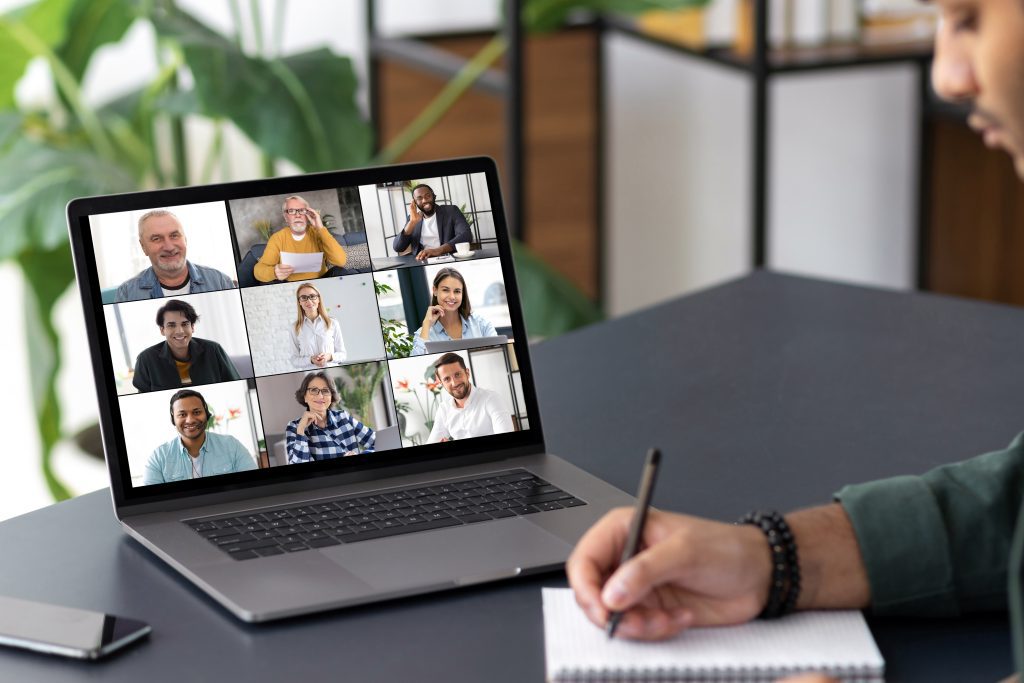 Laptop mit online Meeting, Team Meeting remote Job.