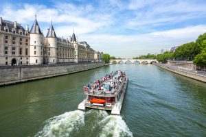 Boot auf der Seine in Paris, Frankreich.