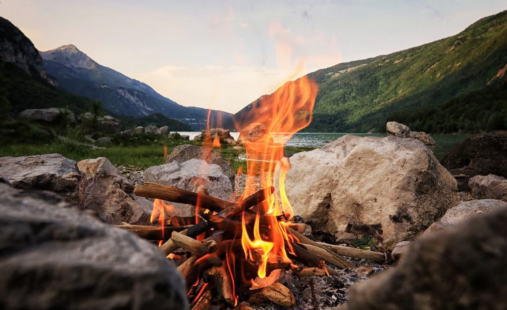 Lagerfeuer in den Bergen.
