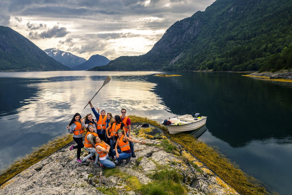 Team Aktivität auf dem See mit Boot.