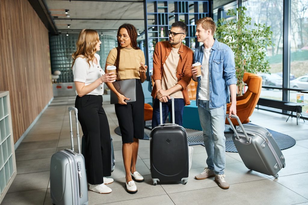 4 Personen auf Geschäftsreise mit Koffern.