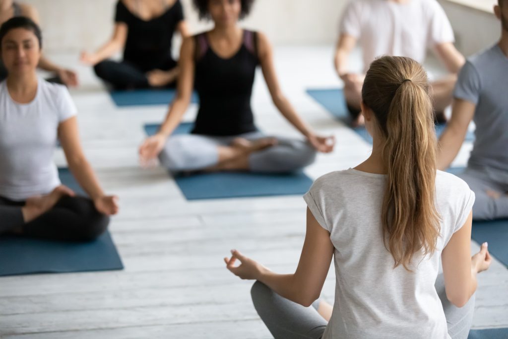 Yoga, Breathwork und Meditation. Gruppenstunde.