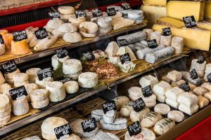 Grosse Auswahl an Käse auf Markt in Paris