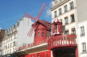 Moulin Rouge in Paris, Frankreich mit roter Aussenfassade.