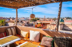 Traditionelle Riad-Unterkunft in Marrakesch mit authentischer marokkanischer Architektur und Aussicht über die Dächer von Marrakesh.