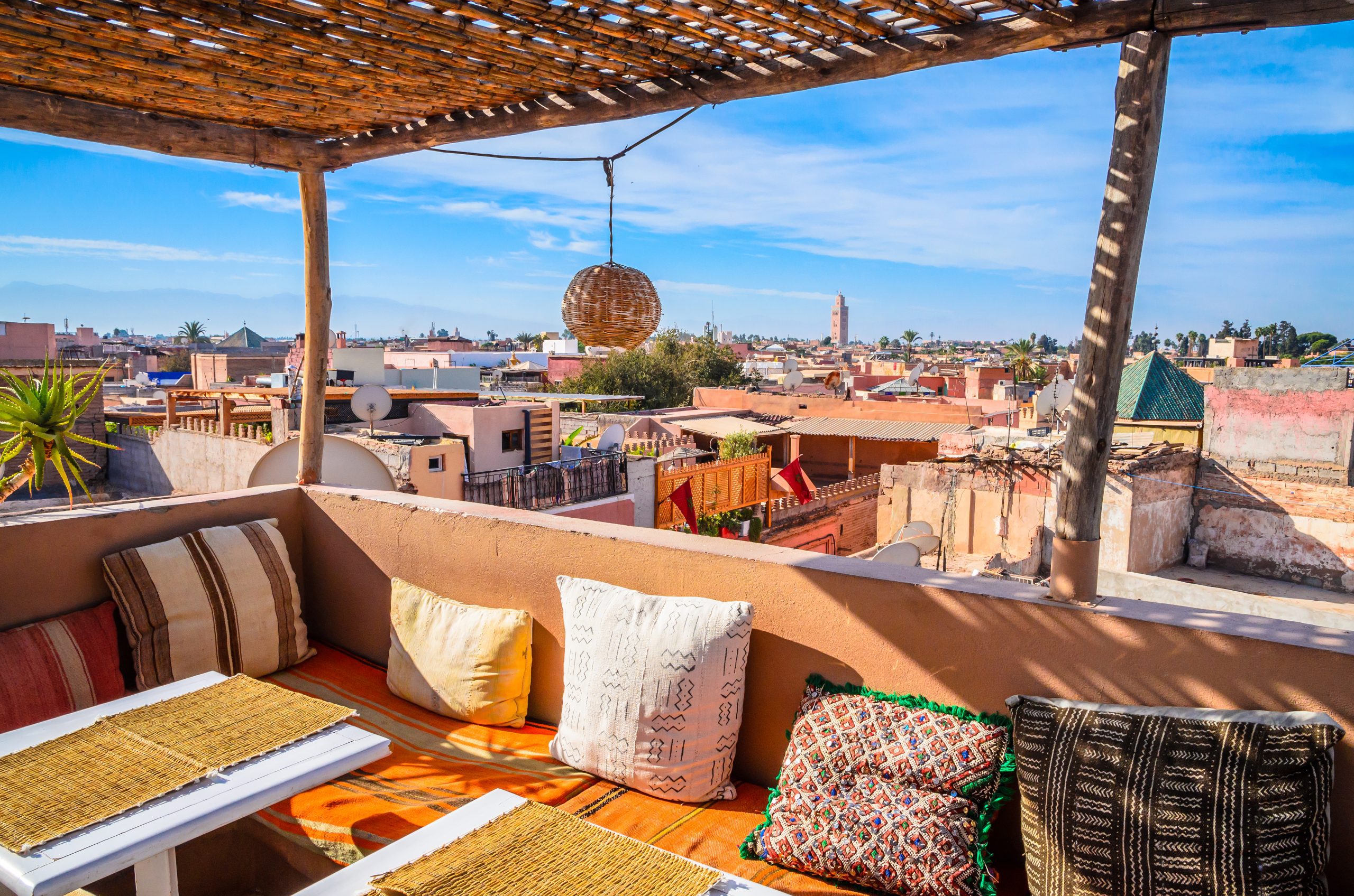 Traditionelle Riad-Unterkunft in Marrakesch mit authentischer marokkanischer Architektur und Aussicht über die Dächer von Marrakesh.