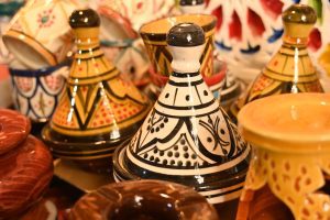 Miniatur-Tajine-Souvenirs in einem Geschäft in Marrakesch.