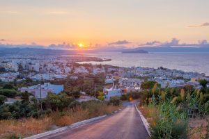 Sonnenuntergang über Rethymno auf Kreta, Griechenland, mit warmem Abendlicht über der historischen Altstadt und der Mittelmeerküste.