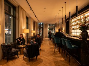 Gäste an der Hotelbar mit gemütlicher Sitzecke in Prag
