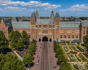 Historisches Wahrzeichen in Amsterdam mit Türmen, vermutlich das Rijksmuseum