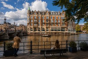 Hotelgebäude direkt an einer Amsterdamer Gracht mit Blick aufs Wasser