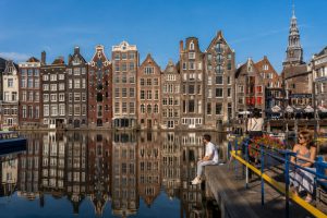 Bunte Grachtenhäuser mit typischen Giebeln entlang eines Amsterdamer Kanals