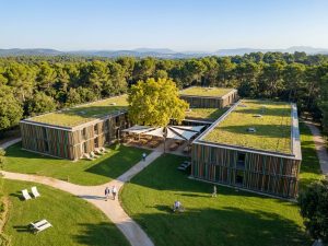Luftaufnahme eines modernen Tagungscampus mit Grünflächen in der Nähe von Barcelona