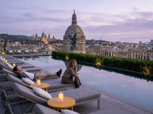 Dachterrasse eines Hotels in Barcelona mit Pool und Blick auf die Stadtsilhouette