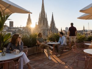 Hotelterrasse mit Blick auf Kathedralen-Türme in Barcelona bei Sonnenuntergang