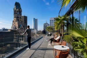 Dachterrasse mit Blick auf die Kaiser-Wilhelm-Gedächtniskirche und die Berliner Skyline