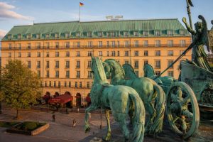 Historisches Hotel im Zentrum Berlins mit Pferdestatuen am Eingang