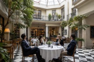 Lichtdurchflutetes Restaurant-Interieur mit Glasdach und Grünpflanzen in Berlin
