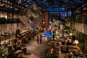 Modernes Restaurant mit Glasfassade am Potsdamer Platz in Berlin