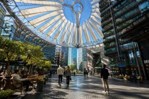 Sony Center in Berlin mit markanter Glasdach-Architektur