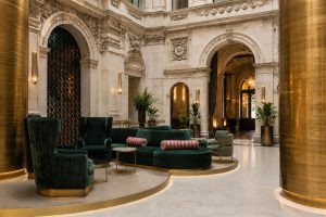 Eingangsbereich eines eleganten Boutique-Hotels in Budapest mit historischer Fassade