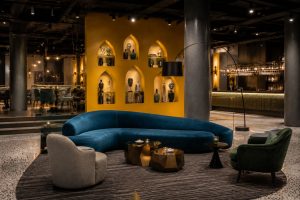 Lounge-Bereich eines Boutique-Hotels in Budapest mit stilvollem Interieur