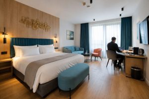 Modernes Hotelzimmer mit Sitzecke in einem 4-Sterne-Hotel in Budapest