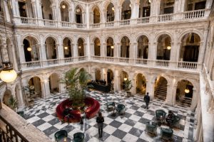 Innenhof-Restaurant eines historischen Hotels in Budapest mit Arkadenarchitektur
