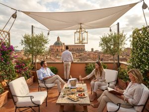 Frühstück auf einer Dachterrasse mit Ausblick über Bologna
