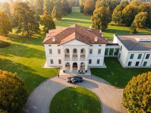 Luftaufnahme einer Hotel-Villa mit Garten bei Bologna