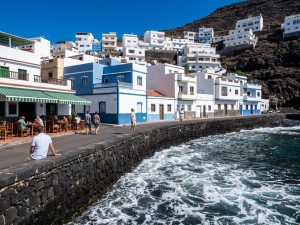Weiß-blaue Häuser eines Küstendorfs auf Fuerteventura