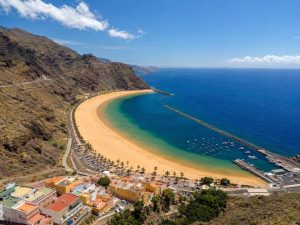 Türkisfarbene Bucht mit Sandstrand zwischen Klippen auf Gran Canaria